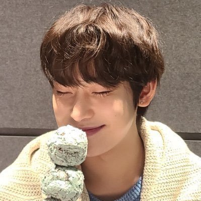 chy•🌸 (fan account)🗝️'s profile picture