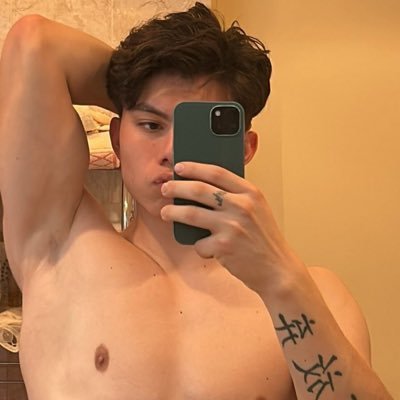 L's profile picture