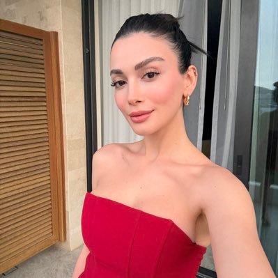 Özge Yağız's profile picture