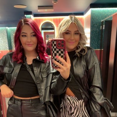 Findom goddess twins 🏴👑's profile picture