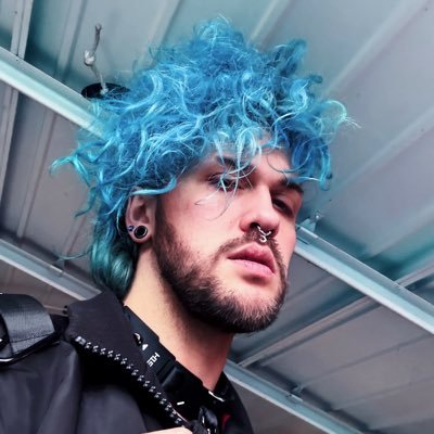 // B l ü //'s profile picture