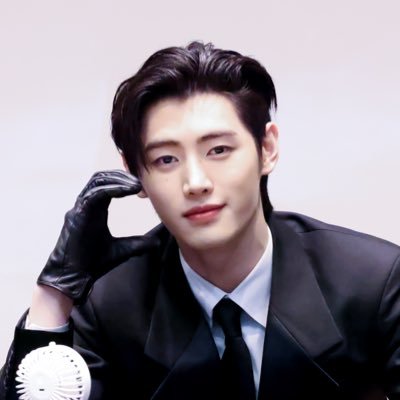 val ᡣ𐭩's profile picture