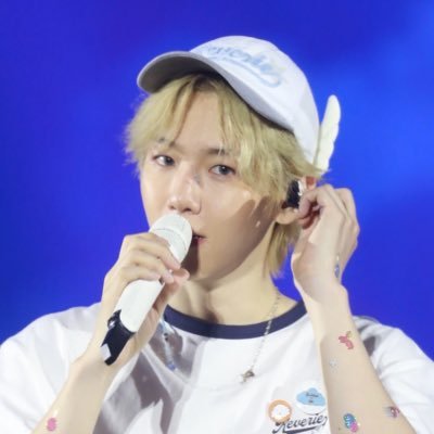 baek2light's profile picture