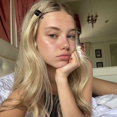 swifolklore's profile picture