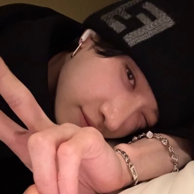 b 𐙚's profile picture
