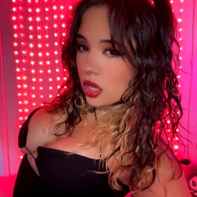 PORN MOMMY ROXXI ݁ᛪ༙🩸꩜ gooner findom brat 💲's profile picture