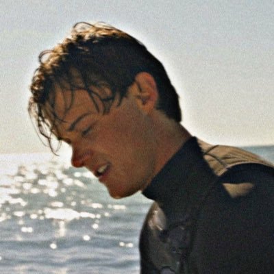 r ✰'s profile picture