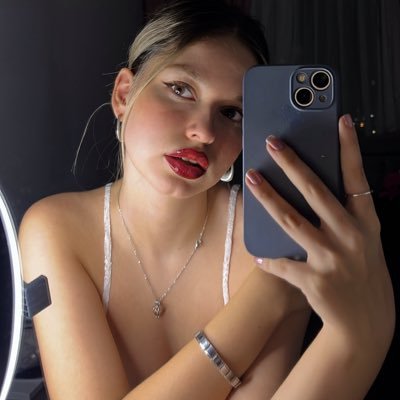 kırmızı ruj kadını's profile picture