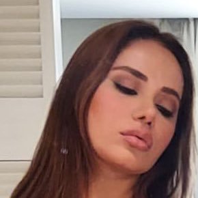 Hajraa Khan's profile picture