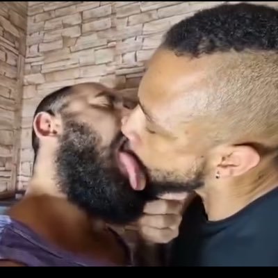 GuyKissing's profile picture