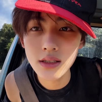 re's profile picture