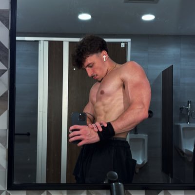 Luke Love's profile picture