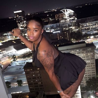IG: _wholethangg's profile picture