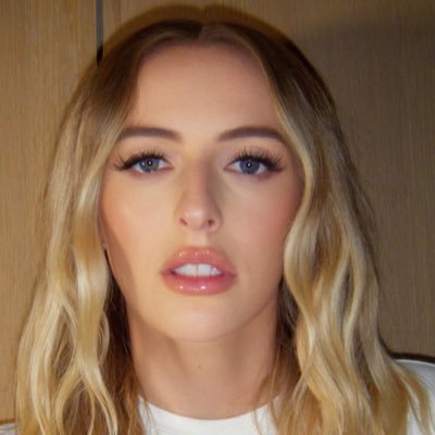 𝐜𝐡𝐥𝐨𝐞.'s profile picture