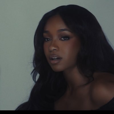 YourOwnSimone's profile picture