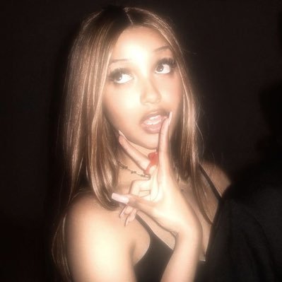 lara's profile picture