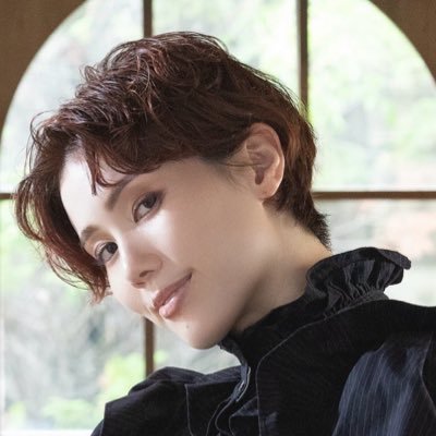 彩風咲奈's profile picture