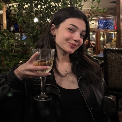 b's profile picture