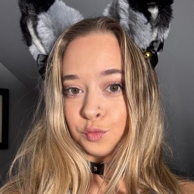 Petite_bl0ndie's profile picture