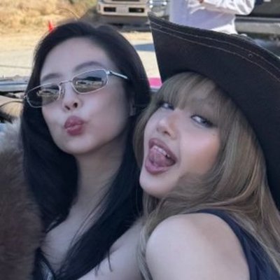 lara's profile picture