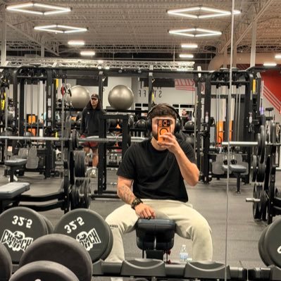 L🎩's profile picture