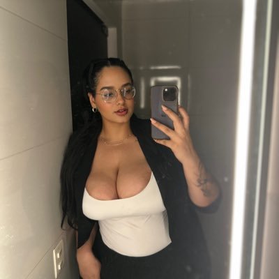 • Nallinha •'s profile picture