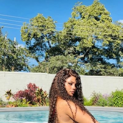 B's profile picture