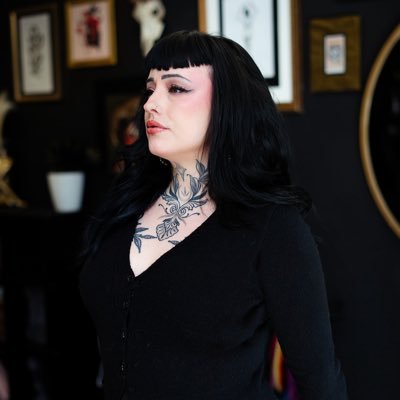𝖍𝖊𝖑𝖑𝖜𝖍𝖔𝖗𝖊's profile picture