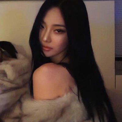 lulu 🐈⬛ is locking in's profile picture