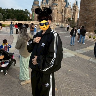 r's profile picture