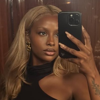 ⋆'s profile picture