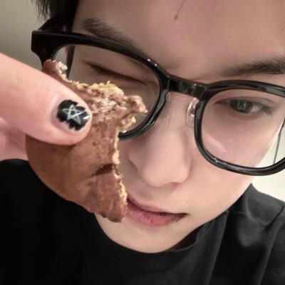 v.'s profile picture