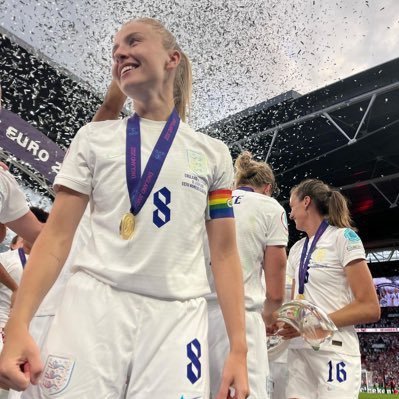 leah williamson source's profile picture