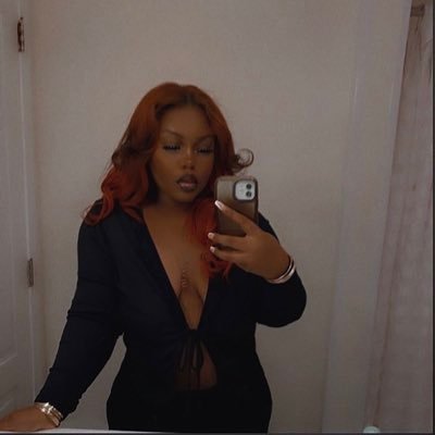 𝐩𝐥𝐚𝐲𝐲 🃏 is reading GOT's profile picture