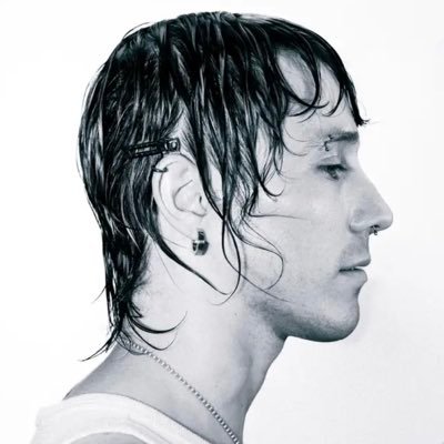 alongmusic's profile picture