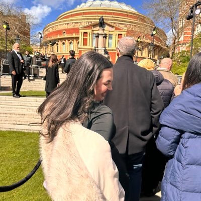 beth MET ARIANA's profile picture