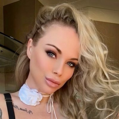 Ellie Karr 🕊️'s profile picture
