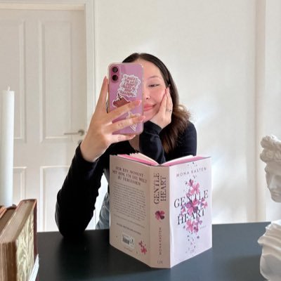 RomanceMona's profile picture
