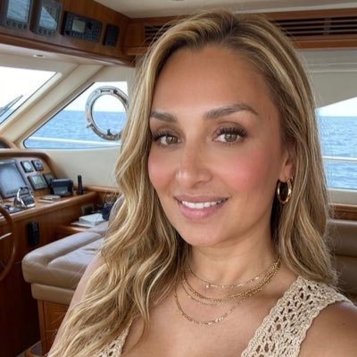 karla flores's profile picture