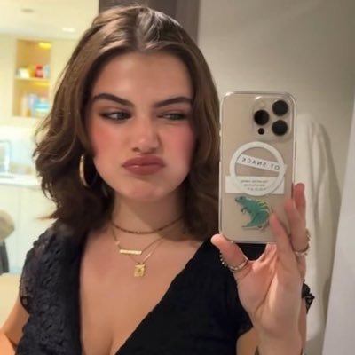 alessia | off campus era 🏒's profile picture