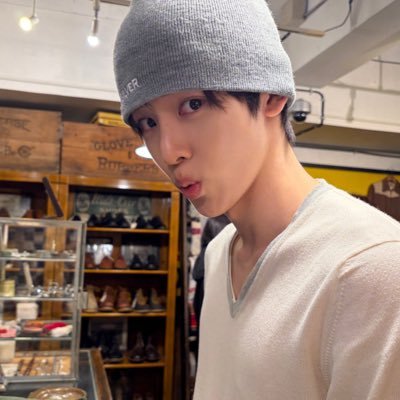 B's profile picture