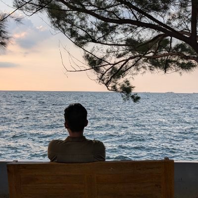 re's profile picture
