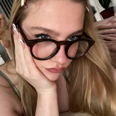 Blonde 🍎's profile picture