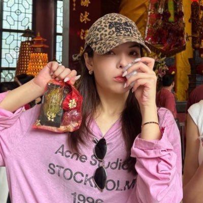 e's profile picture
