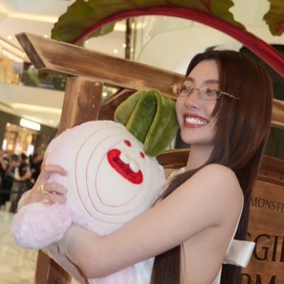 S ! N € n¥ พชรฐากูร's profile picture