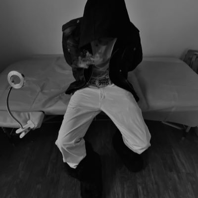 †'s profile picture