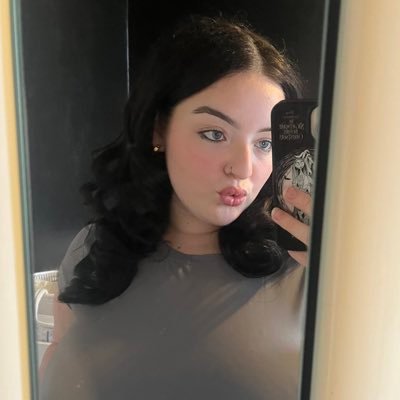 feebs🍒's profile picture
