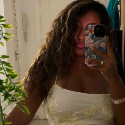لبنى's profile picture