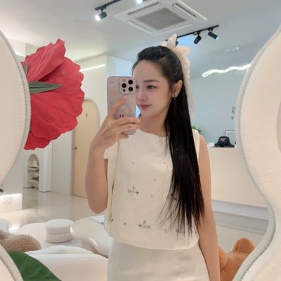 White Catty Waxing's profile picture