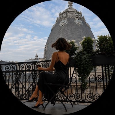 L A R A's profile picture